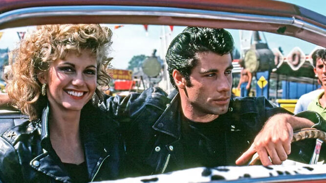 Sandy y Danny, los dos personajes de la serie Grease en un coche.